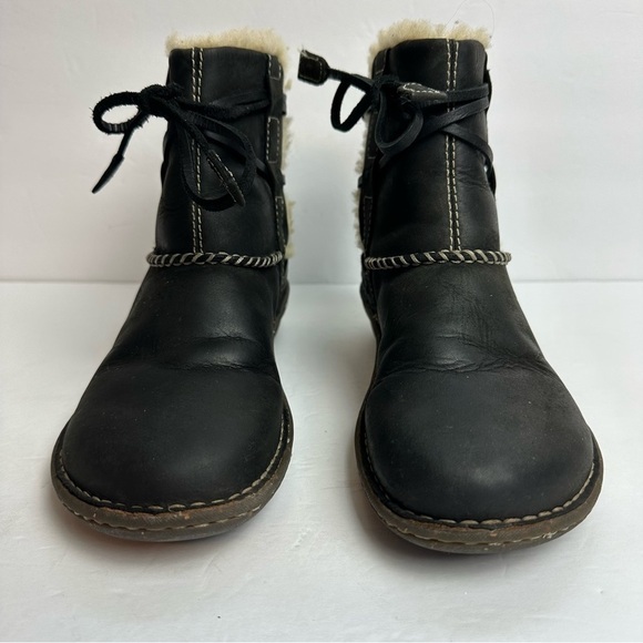 Ugg Caspia Leather Boots Women’s size 8 or EU 39 black sheepskin lined winter - Picture 7 of 11